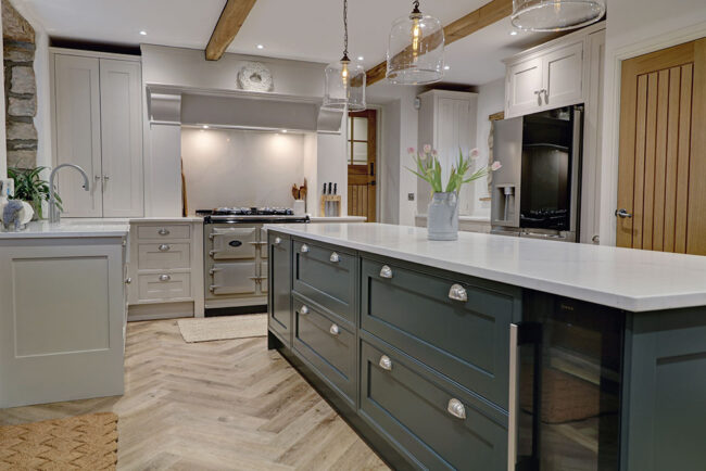 English-bespoke-kitchens-with-Aga-range