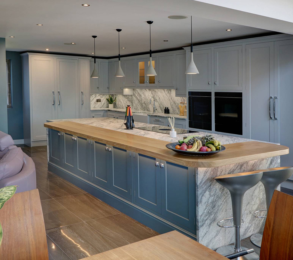 large-classic-shaker-style-kitchen-in-sheffield-with-solid-oak-breakfast-bar-feature-1
