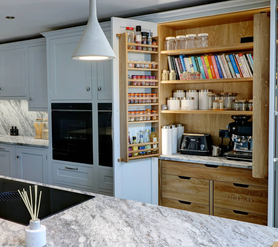 large-classic-shaker-style-kitchen-in-sheffield-with-solid-oak-breakfast-bar-feature-2